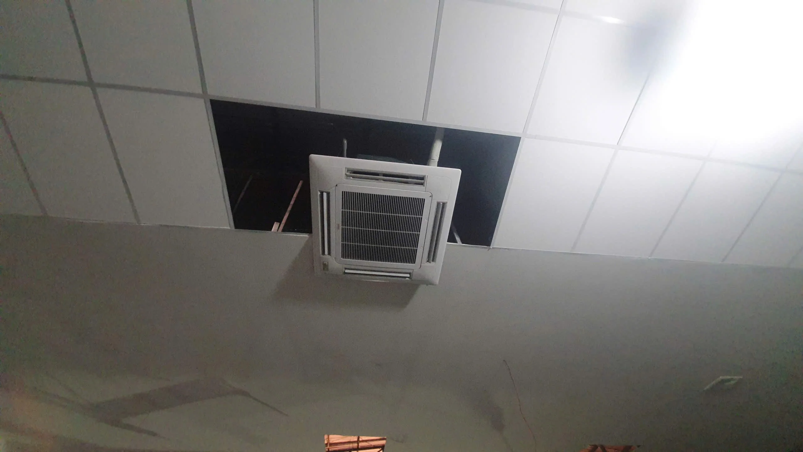 Điện máy ELC hoàn thành lắp đặt 6 bộ máy lạnh âm trần cassette Daikin Inverter cho Mobifone – 80 Nguyễn Du, Quận 1