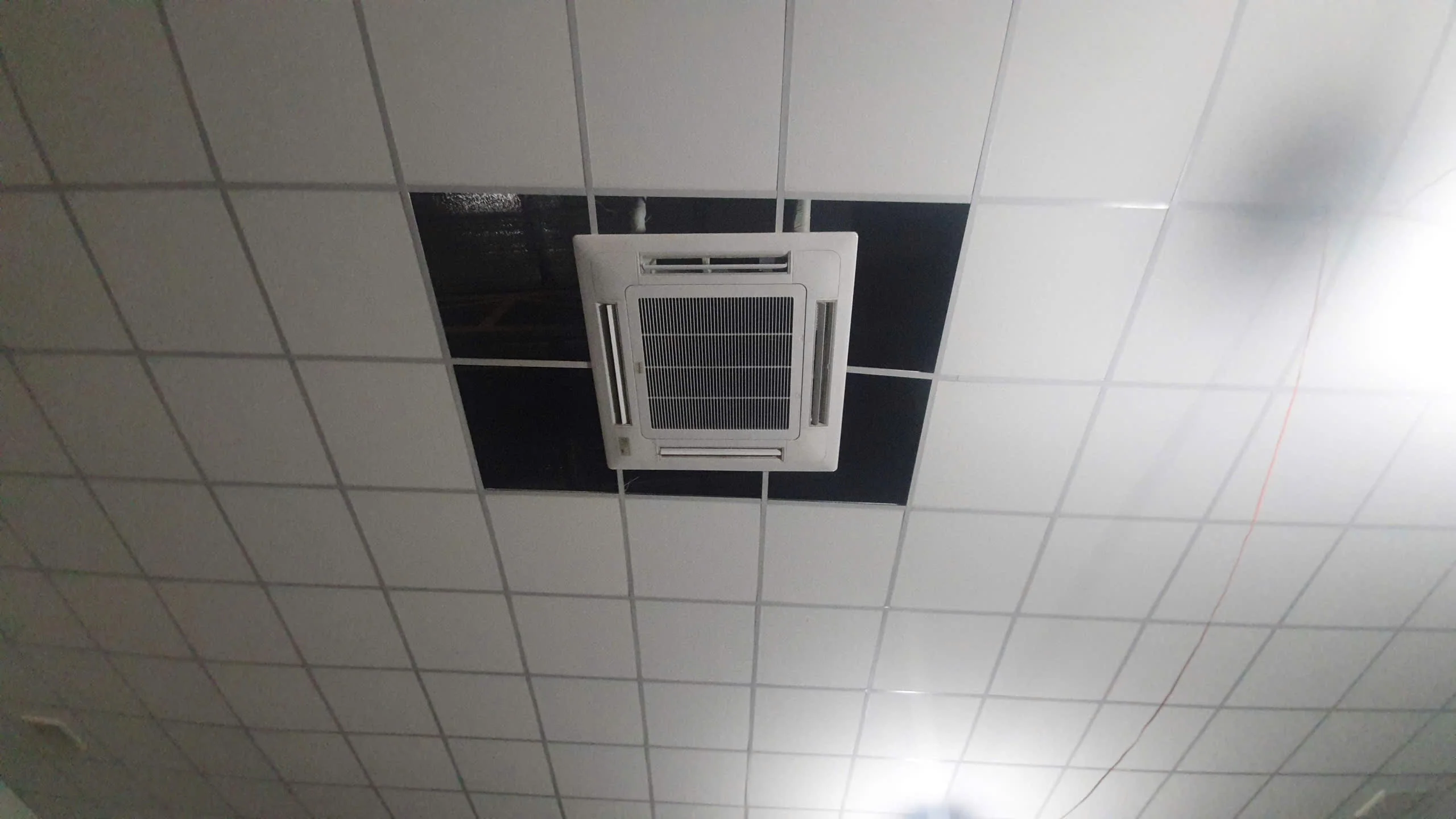 Điện máy ELC hoàn thành lắp đặt 6 bộ máy lạnh âm trần cassette Daikin Inverter cho Mobifone – 80 Nguyễn Du, Quận 1