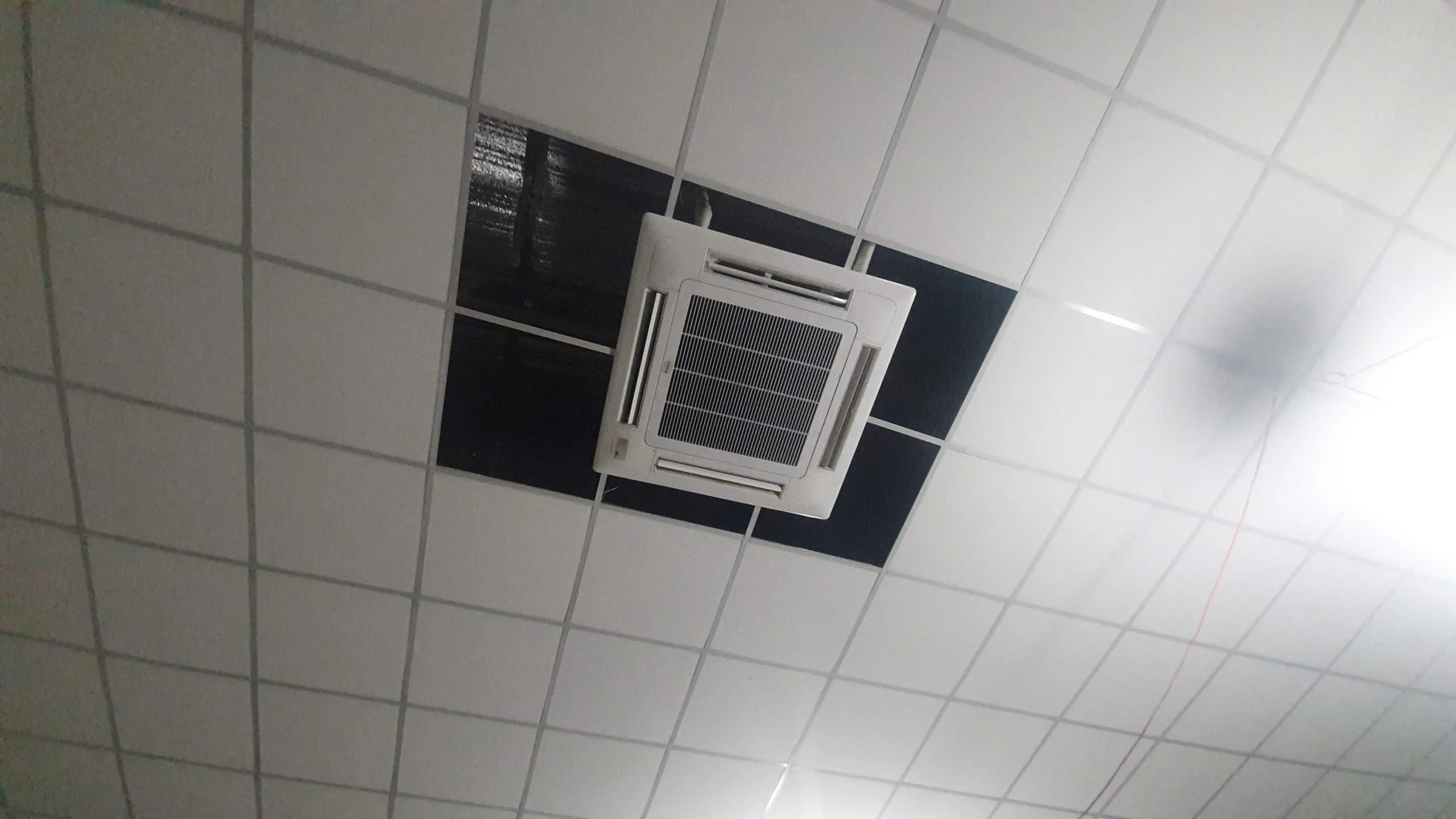 Điện máy ELC hoàn thành lắp đặt 6 bộ máy lạnh âm trần cassette Daikin Inverter cho Mobifone – 80 Nguyễn Du, Quận 1