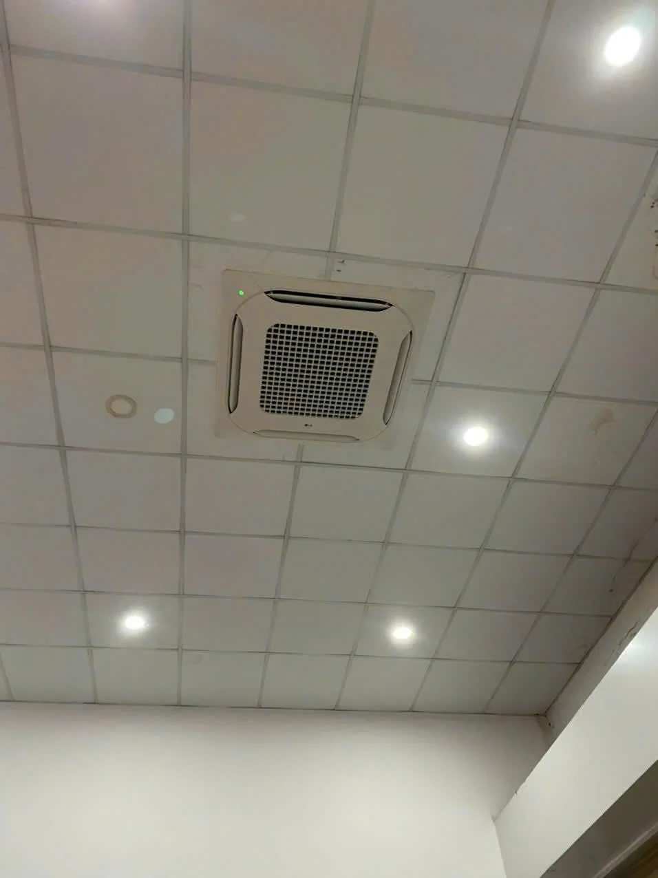 Điện máy ELC hoàn thành hệ thống máy lạnh âm trần cassette Daikin Inverter cho phòng Server tại Tân Bình, TP.HCM